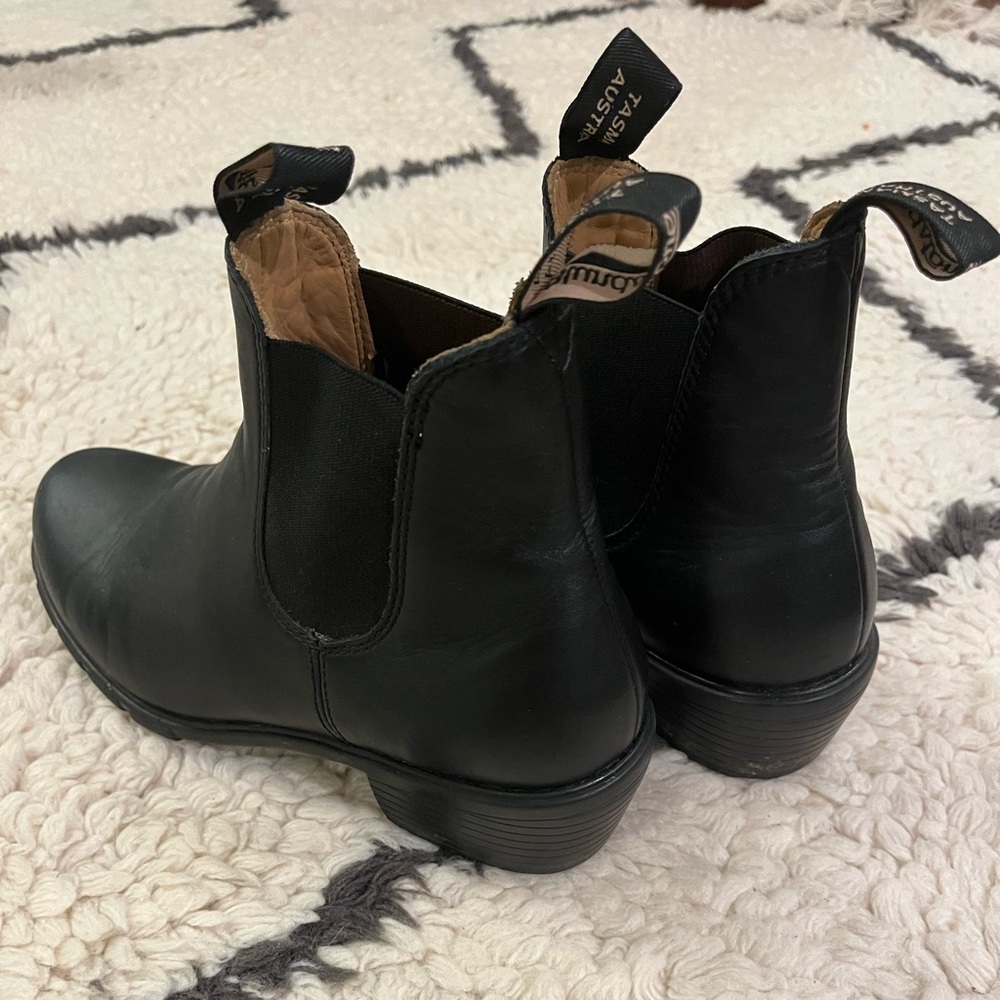 Blundstone womens elastic sided heel boot.